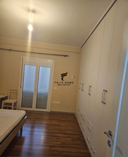 Tirane, jepet me qera apartament 3+1 Kati 3, 160 m² 550 € (RRUGA OSO KUKA)