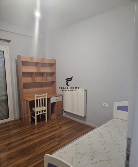 Tirane, jepet me qera apartament 3+1 Kati 3, 160 m² 550 € (RRUGA OSO KUKA)