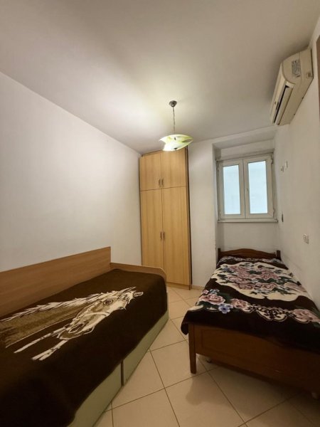 Tirane, jepet me qera apartament 2+1+Aneks+Ballkon Kati 1, 90 m² 600 € (Rr. Xhemal Tafaj)