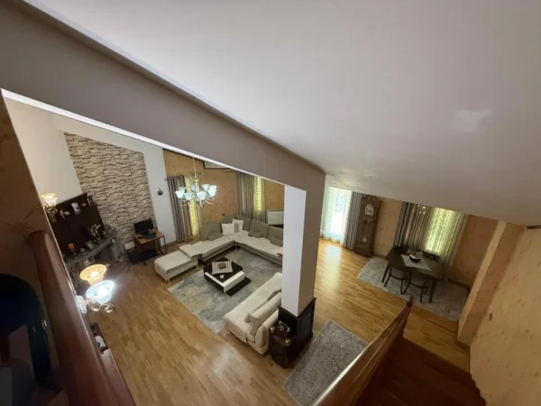 Tirane, jepet me qera apartament duplex 3+1+Aneks+Ballkon Kati 5, 234 m² 2.500 € (Liqeni i Thate)