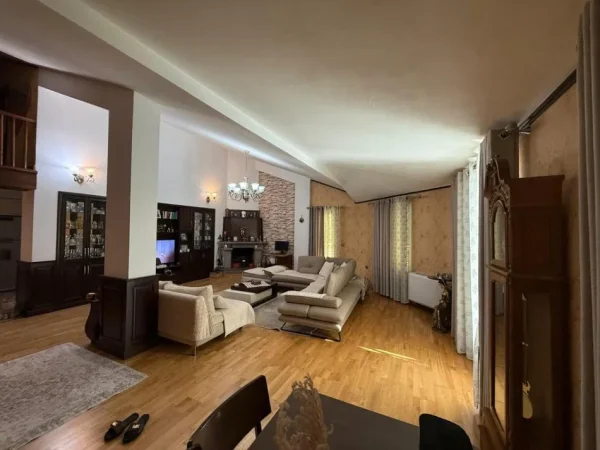 Tirane, jepet me qera apartament duplex 3+1+Aneks+Ballkon Kati 5, 234 m² 2.500 € (Liqeni i Thate)