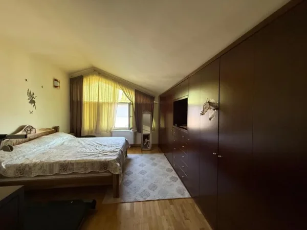 Tirane, jepet me qera apartament duplex 3+1+Aneks+Ballkon Kati 5, 234 m² 2.500 € (Liqeni i Thate)