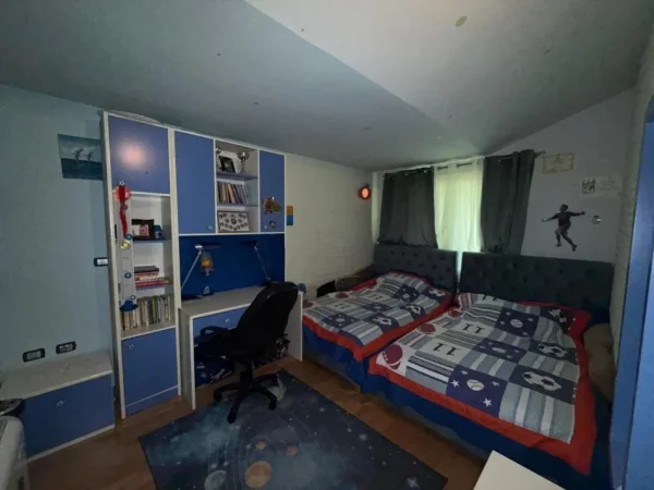 Tirane, jepet me qera apartament duplex 3+1+Aneks+Ballkon Kati 5, 234 m² 2.500 € (Liqeni i Thate)