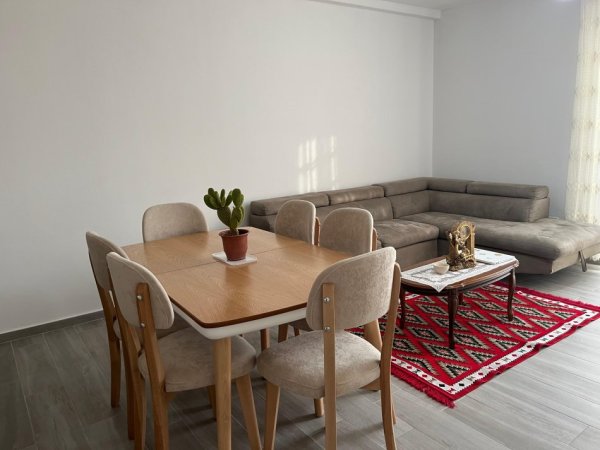 Tirane, jepet me qera apartament 3+1+Ballkon Kati 3, 