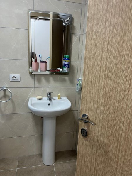 Tirane, jepet me qera apartament 3+1+Ballkon Kati 3, 