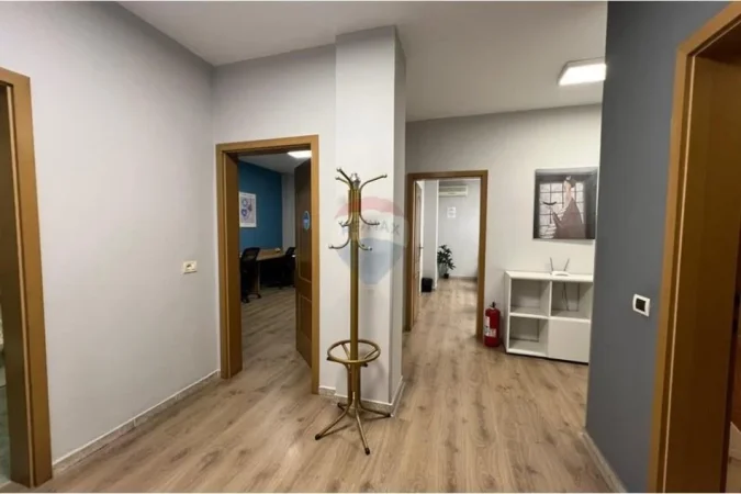 Tirane, jepet me qera zyre Kati 5, 132 m² 3.000 € 