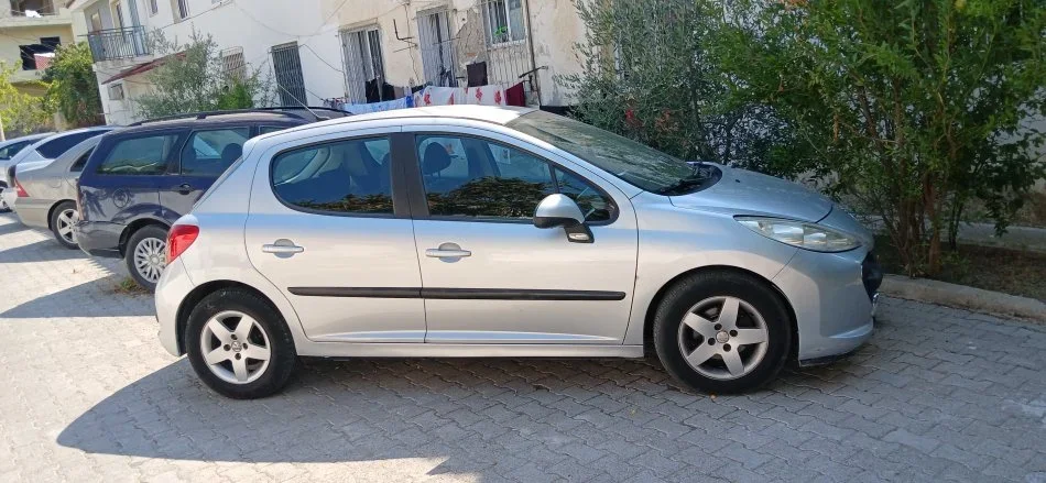 Lushnje, shes makine Peugeot 207 Nafte, gri metalizato manuale Kondicioner 172.198 km 2.200 €