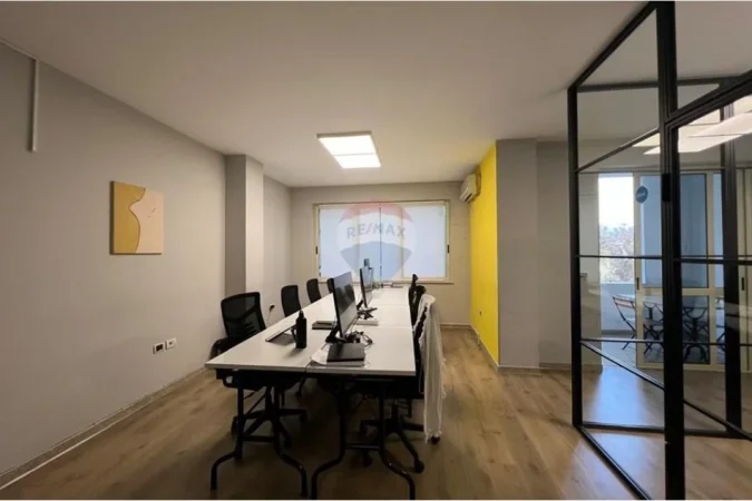 Tirane, jepet me qera zyre Kati 5, 132 m² 3.000 € 