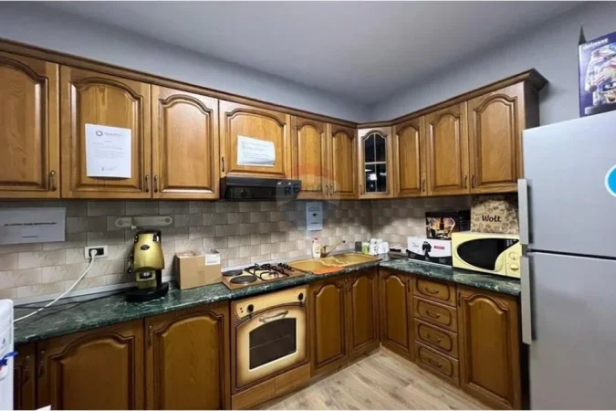 Tirane, jepet me qera zyre Kati 5, 132 m² 3.000 € 