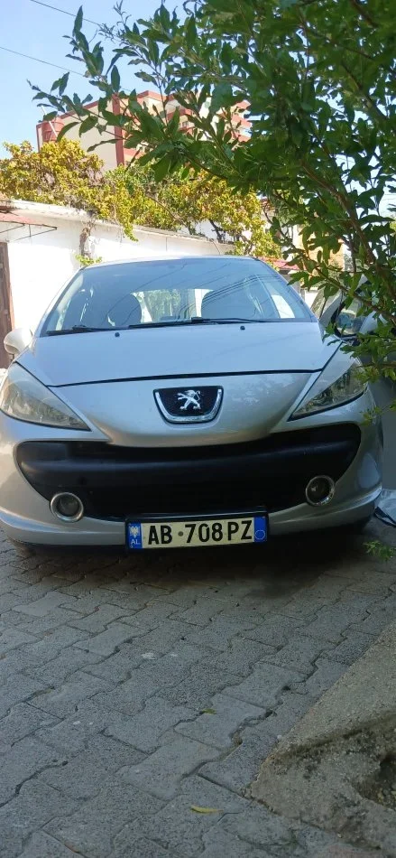 Lushnje, shes makine Peugeot 207 Nafte, gri metalizato manuale Kondicioner 172.198 km 2.200 €