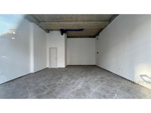 Tirane, jepet me qera ambjent biznesi Kati 0, 53 m² 800 € (Bulevardi i Ri)