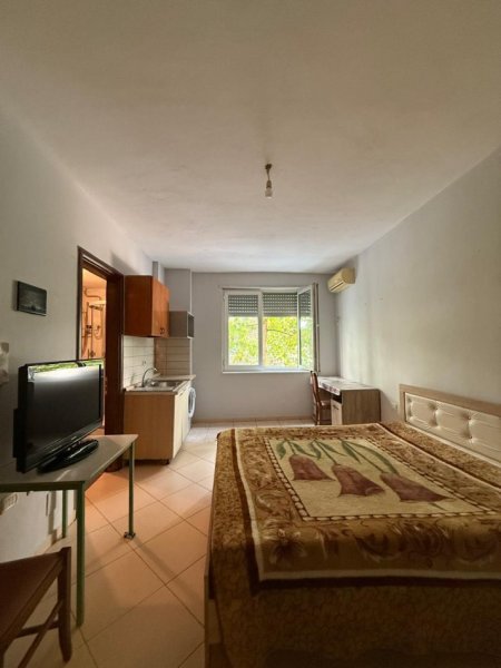 Tirane, jepet me qera garsonier 1+1 Kati 1, 30 m² 300 € (Rr. Xhemal Tafaj)