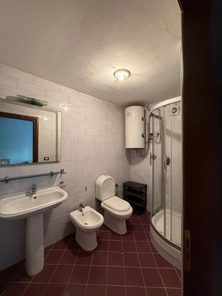 Tirane, jepet me qera garsonier 1+1 Kati 1, 30 m² 300 € (Rr. Xhemal Tafaj)