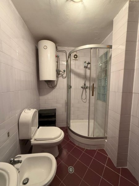 Tirane, jepet me qera garsonier 1+1 Kati 1, 30 m² 300 € (Rr. Xhemal Tafaj)