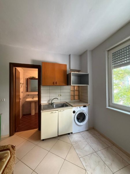 Tirane, jepet me qera garsonier 1+1 Kati 1, 30 m² 300 € (Rr. Xhemal Tafaj)