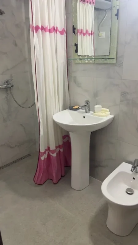 Tirane, jepet me qera apartament 2+1+Ballkon Kati 1, 70 m² 400 € (ALI DEM)