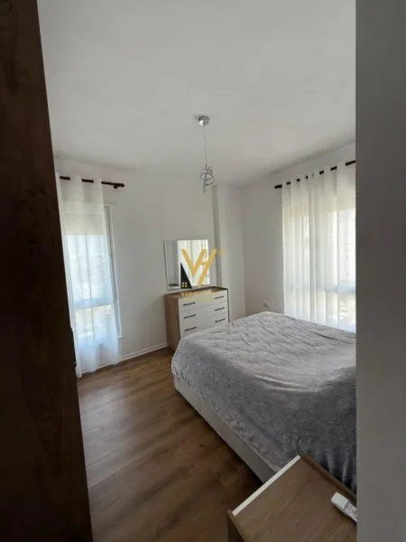 Tirane, jepet me qera apartament 2+1+Ballkon Kati 7, 102 m² 800 € (KINOSTUDIO)