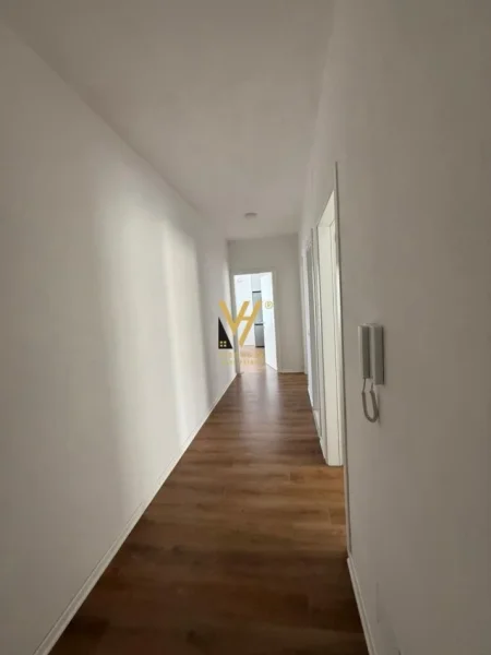 Tirane, jepet me qera apartament 2+1+Ballkon Kati 7, 102 m² 800 € (KINOSTUDIO)