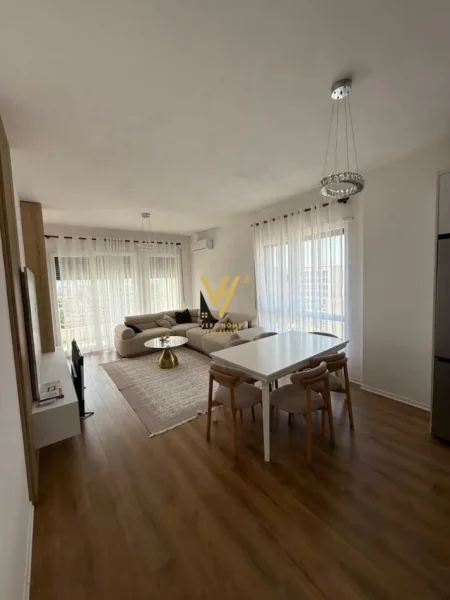 Tirane, jepet me qera apartament 2+1+Ballkon Kati 7, 102 m² 800 € (KINOSTUDIO)