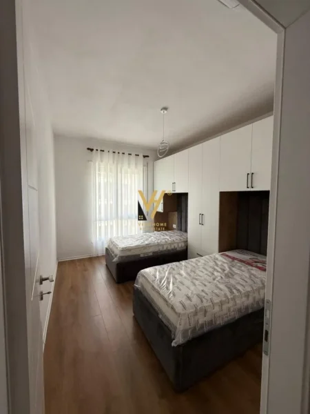 Tirane, jepet me qera apartament 2+1+Ballkon Kati 7, 102 m² 800 € (KINOSTUDIO)