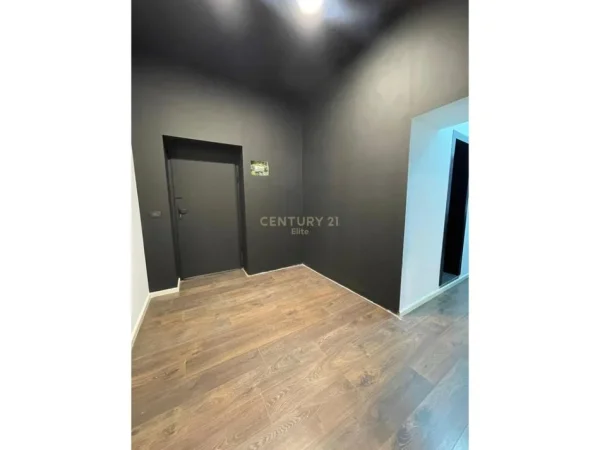 Tirane, jepet me qera zyre Kati 2, 72 m² 1.100 € (Bllok)