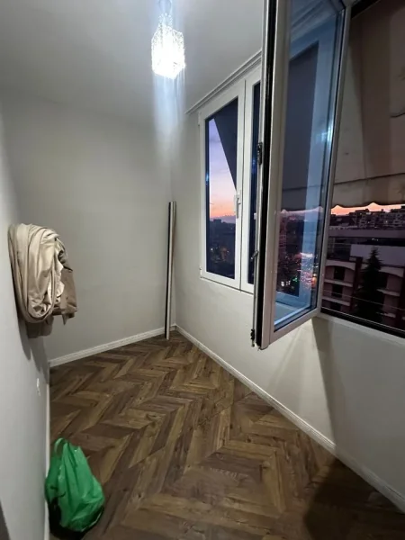 Tirane, jepet me qera apartament 3+1 Kati 5, 150 m² 1.000 € (ISH STACIONI FUNDIT TIRANES RE)