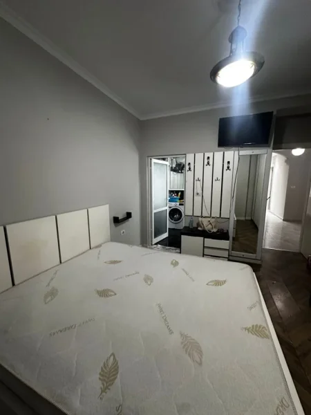Tirane, jepet me qera apartament 3+1 Kati 5, 150 m² 1.000 € (ISH STACIONI FUNDIT TIRANES RE)