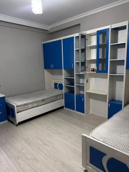 Tirane, jepet me qera apartament 3+1 Kati 5, 150 m² 1.000 € (ISH STACIONI FUNDIT TIRANES RE)