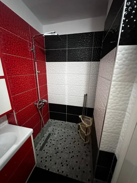 Tirane, jepet me qera apartament 3+1 Kati 5, 150 m² 1.000 € (ISH STACIONI FUNDIT TIRANES RE)