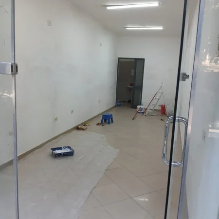 Tirane, jepet me qera dyqan Kati 0, 35 m² 650 € (rruga petro nini)