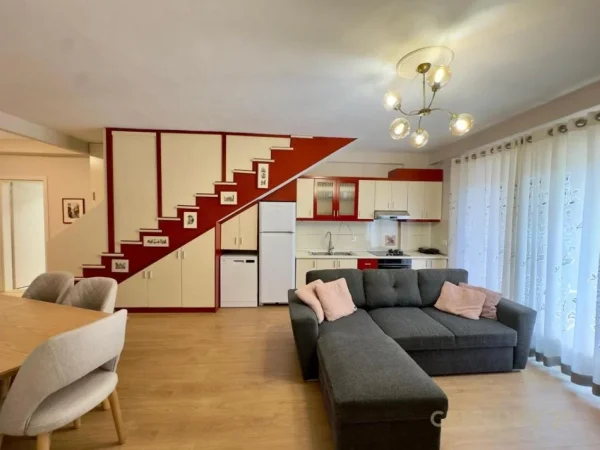Tirane, jepet me qera apartament duplex 2+1+Aneks+Ballkon Kati 2, 131 m² 850 € (Rr.e Dibres)