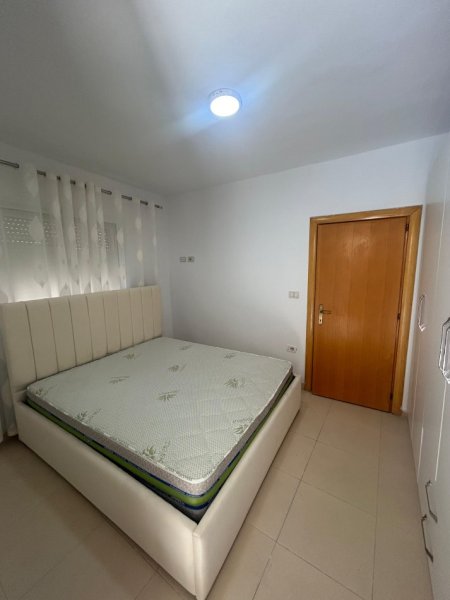Tirane, jepet me qera apartament 1+1+Ballkon Kati 1, 60 m² 600 € (Rruga Fortuzi)