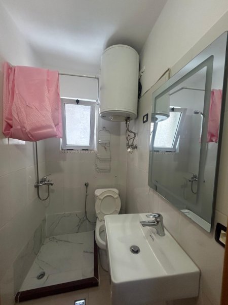 Tirane, jepet me qera apartament 1+1+Ballkon Kati 1, 60 m² 600 € (Rruga Fortuzi)