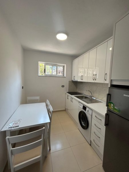 Tirane, jepet me qera apartament 1+1+Ballkon Kati 1, 60 m² 600 € (Rruga Fortuzi)