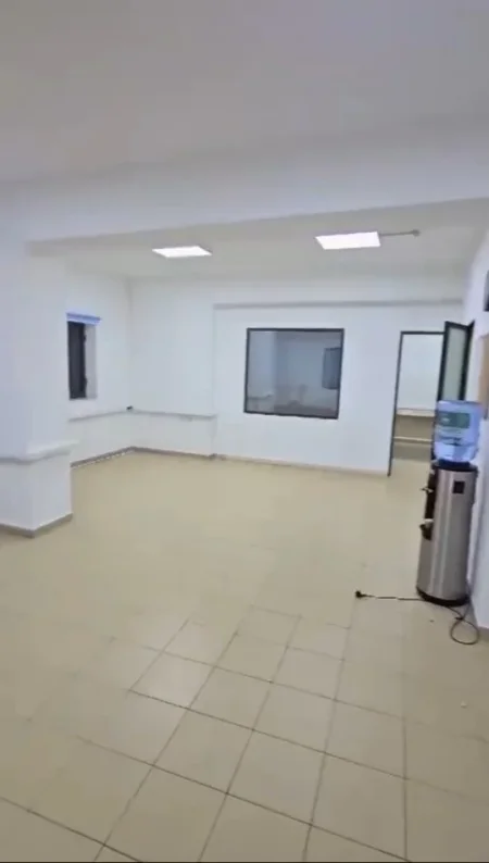 Tirane, jap me qera ambjent biznesi Kati 0, 130 m² 800 € (Pazari i Ri)