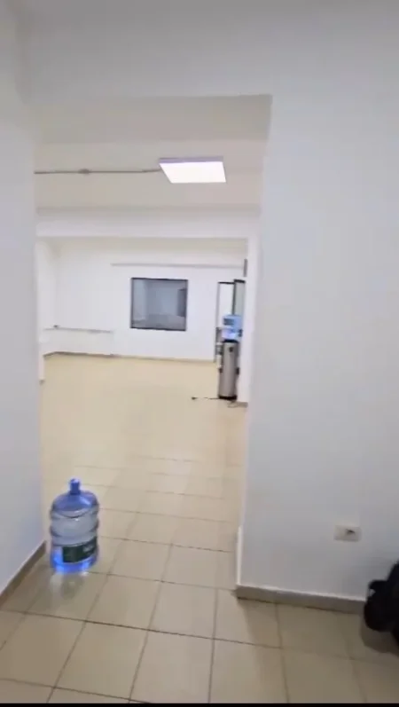 Tirane, jap me qera ambjent biznesi Kati 0, 130 m² 800 € (Pazari i Ri)