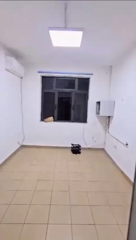 Tirane, jap me qera ambjent biznesi Kati 0, 130 m² 800 € (Pazari i Ri)