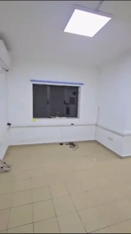 Tirane, jap me qera ambjent biznesi Kati 0, 130 m² 800 € (Pazari i Ri)