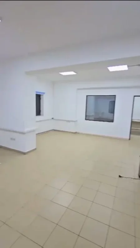 Tirane, jap me qera ambjent biznesi Kati 0, 130 m² 800 € (Pazari i Ri)