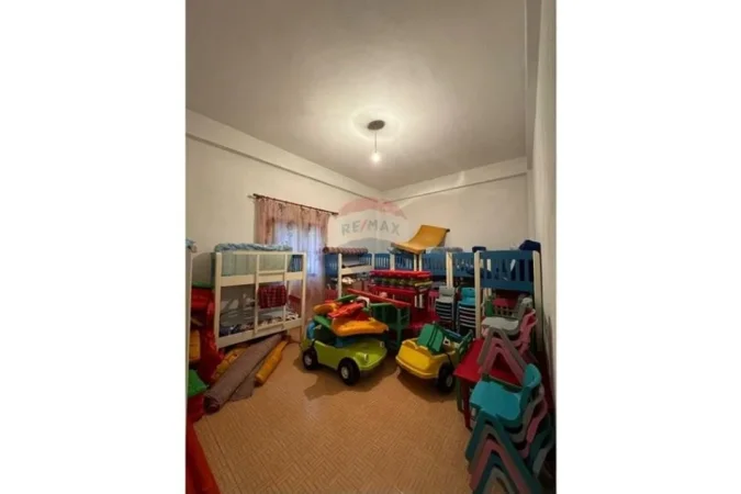 Tirane, jepet me qera ambjent biznesi , 200 m² 800 € 