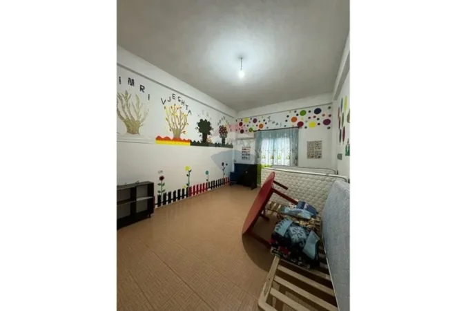 Tirane, jepet me qera ambjent biznesi , 200 m² 800 € 