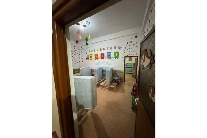 Tirane, jepet me qera ambjent biznesi , 200 m² 800 € 