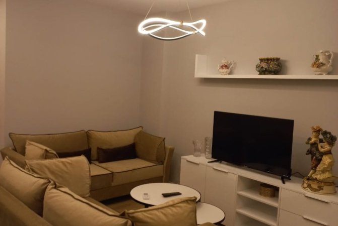 Tirane, jepet me qera apartament 1+1 Kati 1, 60 m² 600 € (KOMUNA E PARISIT)