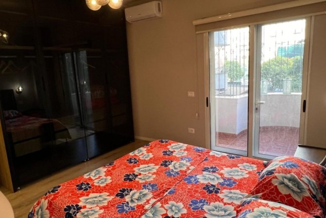 Tirane, jepet me qera apartament 1+1+Ballkon Kati 1, 60 m² 650 € (KOMUNA E PARISIT)