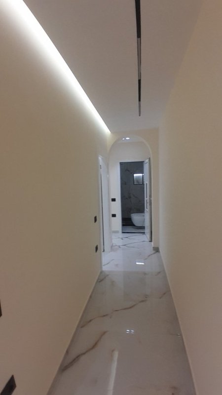 Tirane, jepet me qera apartament duplex 3+1 Kati 2, 120 m² 800 € (Prane Ambasades Amerikane dhe Universitetit Metropolitan)