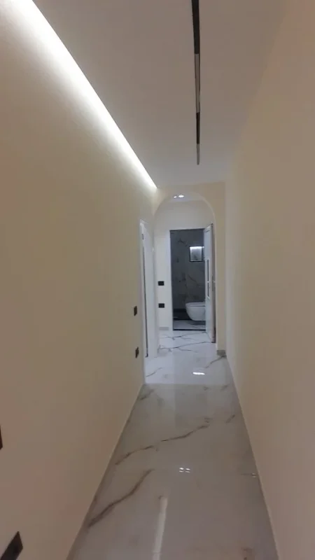 Tirane, jepet me qera apartament duplex 3+1 Kati 2, 120 m² 800 € (Prane Ambasades Amerikane dhe Universitetit Metropolitan)