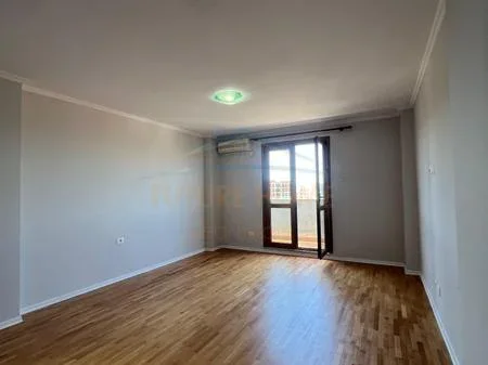 Tirane, shitet apartament 2+1+Ballkon Kati 7, 109 m² 175.000 € (Kinostudio)