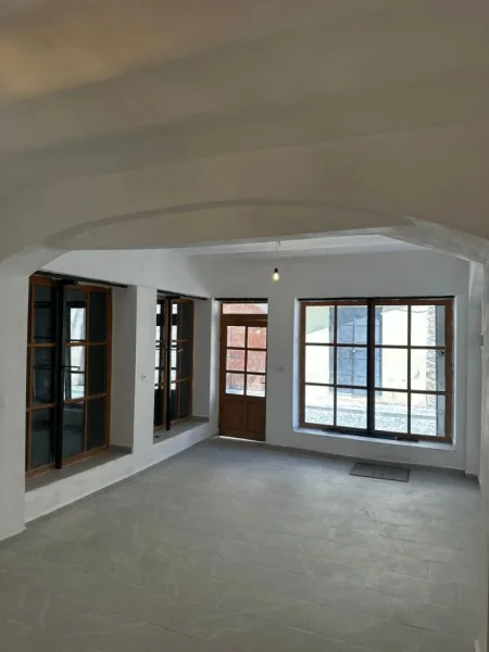 Korce, jepet me qera dyqan Kati 0, 32 m² 290 € (Rr. Spiro Jovan Kosturi)