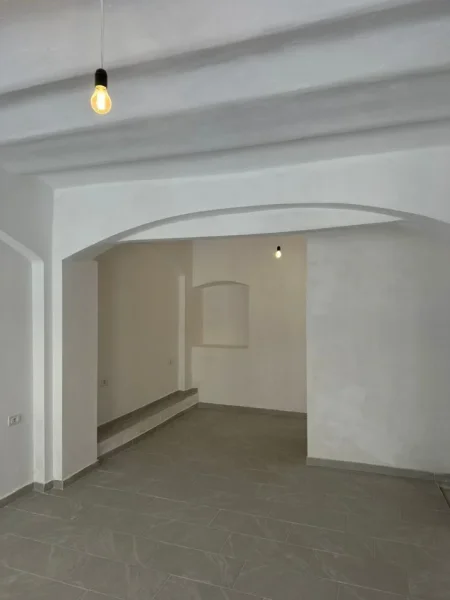 Korce, jepet me qera dyqan Kati 0, 32 m² 290 € (Rr. Spiro Jovan Kosturi)