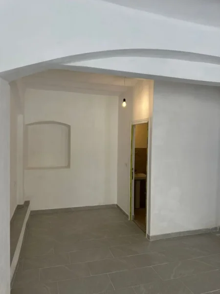 Korce, jepet me qera dyqan Kati 0, 32 m² 290 € (Rr. Spiro Jovan Kosturi)